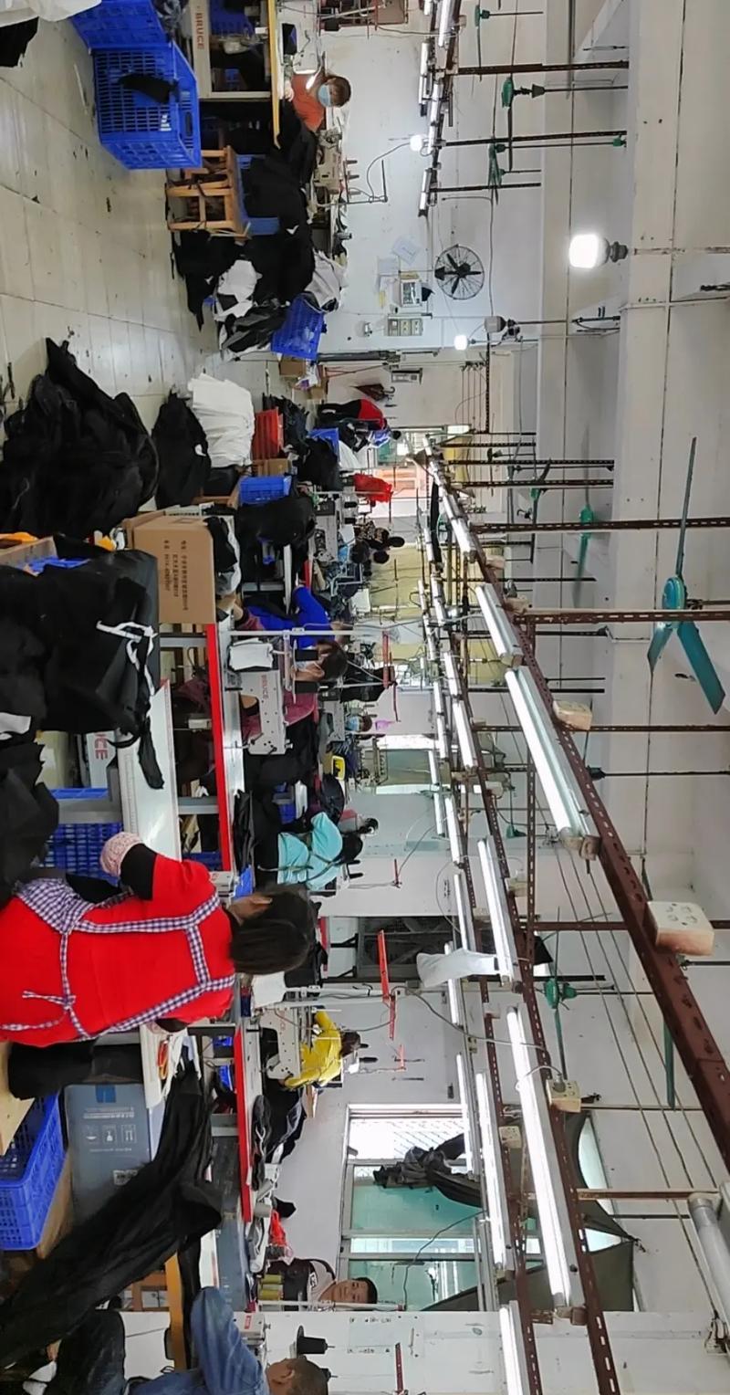 牛仔服裝廠是一種制作牛仔褲,夾克和其他牛仔服裝的工廠.